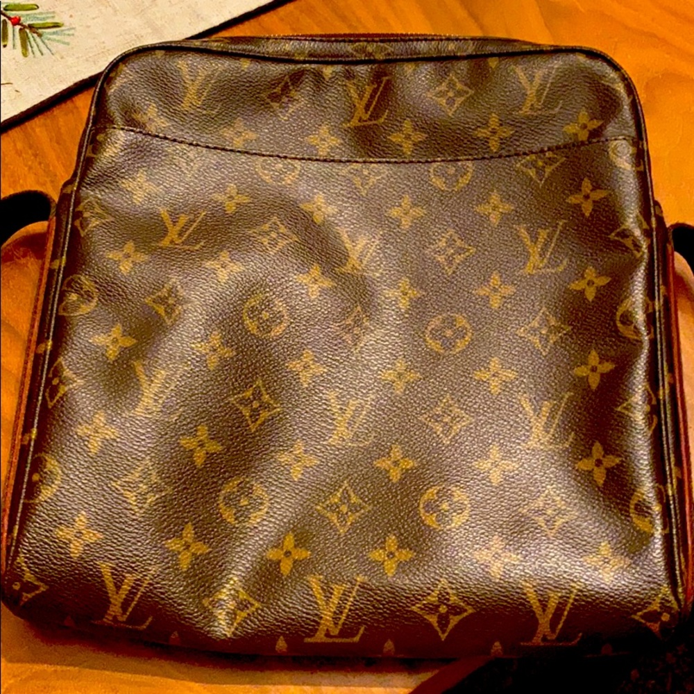 Beautiful Louis Vuitton messenger bag